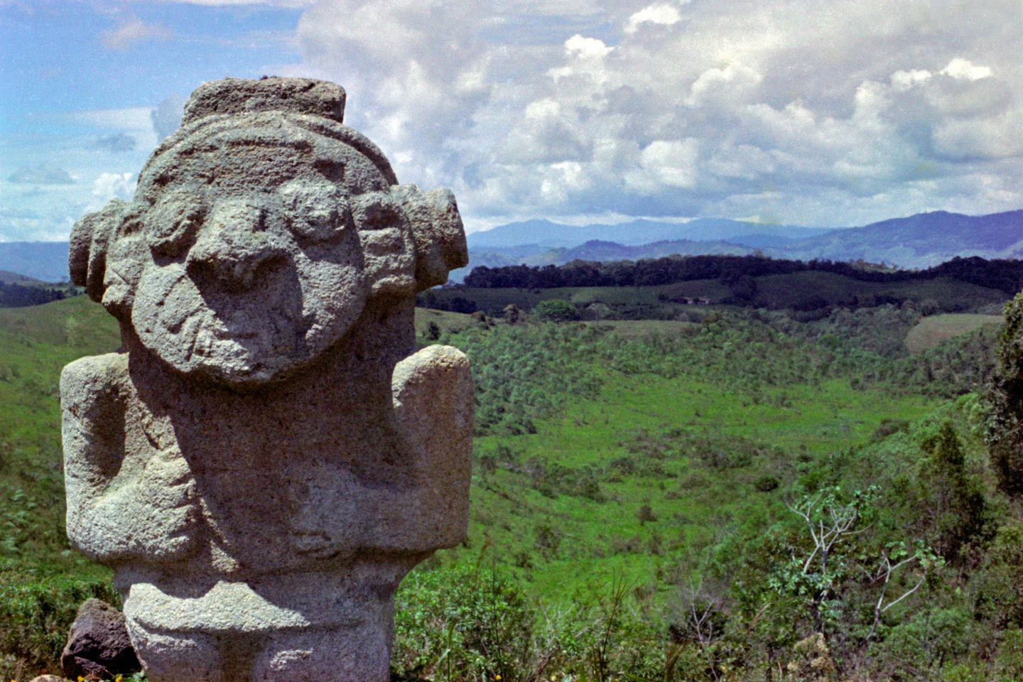 【大学生の特権】学生証で送料無料になる Magnificent Monoliths: The Enigmatic Idols of San Agustin 作品集